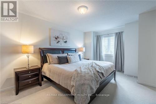 39 Bankfield Crescent, Hamilton, ON - Indoor Photo Showing Bedroom