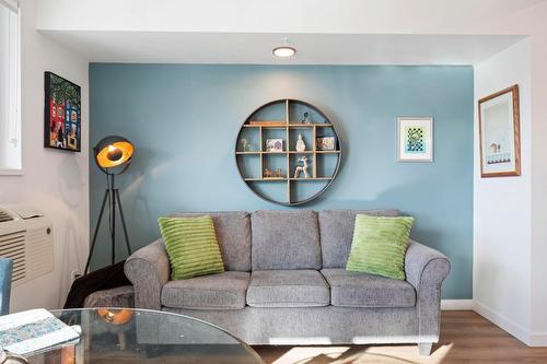 411-615 Rutland Road, Kelowna, BC - Indoor Photo Showing Living Room