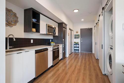 411-615 Rutland Road, Kelowna, BC - Indoor Photo Showing Kitchen