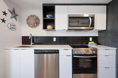 411-615 Rutland Road, Kelowna, BC - Indoor Photo Showing Kitchen