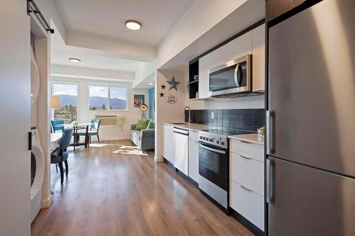 411-615 Rutland Road, Kelowna, BC - Indoor Photo Showing Kitchen With Stainless Steel Kitchen