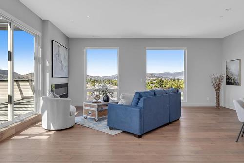 701B-3634 Mission Springs Drive, Kelowna, BC - Indoor Photo Showing Living Room