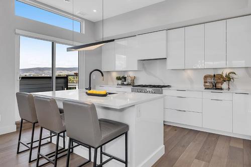 701B-3634 Mission Springs Drive, Kelowna, BC - Indoor Photo Showing Kitchen With Upgraded Kitchen