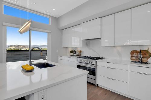 701B-3634 Mission Springs Drive, Kelowna, BC - Indoor Photo Showing Kitchen With Upgraded Kitchen