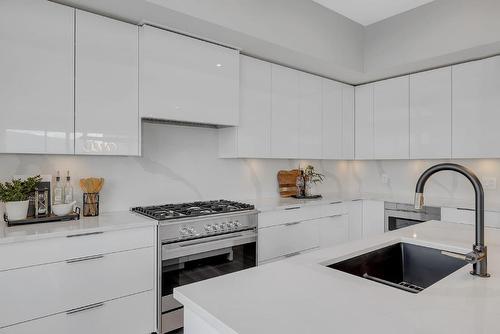 701B-3634 Mission Springs Drive, Kelowna, BC - Indoor Photo Showing Kitchen With Upgraded Kitchen