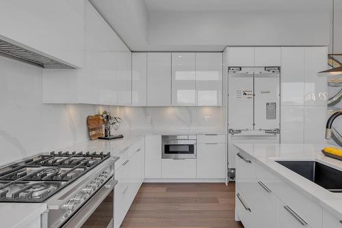 701B-3634 Mission Springs Drive, Kelowna, BC - Indoor Photo Showing Kitchen With Upgraded Kitchen