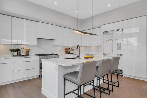 701B-3634 Mission Springs Drive, Kelowna, BC - Indoor Photo Showing Kitchen With Upgraded Kitchen