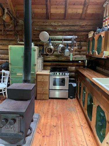 44 Mabel Lake Subdivision, Enderby, BC - Indoor Photo Showing Kitchen