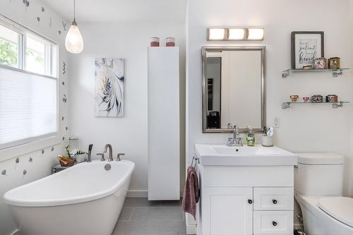 2640 Thacker Drive, West Kelowna, BC - Indoor Photo Showing Bathroom