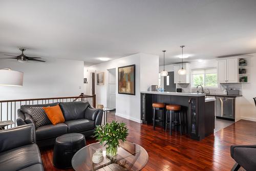 2640 Thacker Drive, West Kelowna, BC - Indoor Photo Showing Living Room