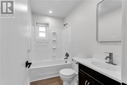 151 Lefebvre Avenue, Cornwall, ON - Indoor Photo Showing Bathroom