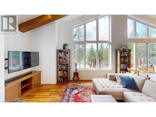 4955 Saddlewood Lane, Radium Hot Springs, BC - Indoor Photo Showing Living Room