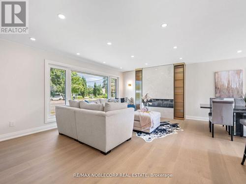 734 Royal York Road, Toronto, ON - Indoor Photo Showing Living Room