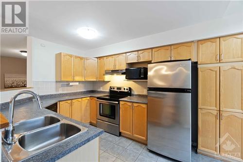 646 Aberfoyle Circle, Ottawa, ON - Indoor Photo Showing Kitchen With Double Sink