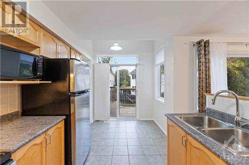 646 Aberfoyle Circle, Ottawa, ON - Indoor Photo Showing Kitchen With Double Sink