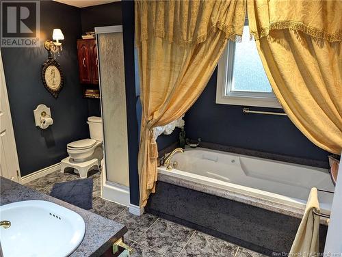 915 Vanier Boulevard, Bathurst, NB - Indoor Photo Showing Bathroom