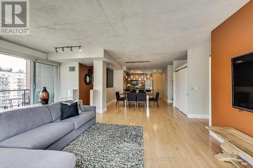 1002 - 333 Adelaide Street E, Toronto, ON - Indoor Photo Showing Living Room