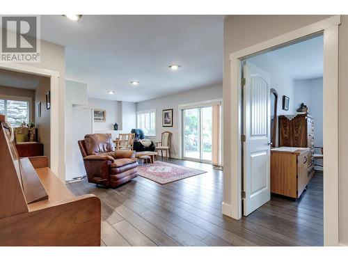 3474 Pine Valley Drive, Kelowna, BC - Indoor Photo Showing Living Room