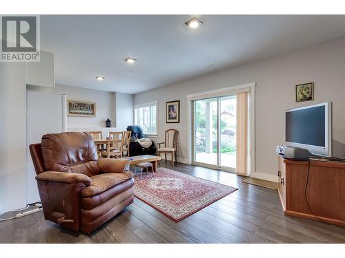 3474 Pine Valley Drive, Kelowna, BC - Indoor Photo Showing Living Room