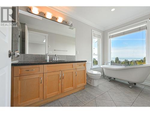 Upper Unit 1275 20Th Street, West Vancouver, BC - Indoor Photo Showing Bathroom