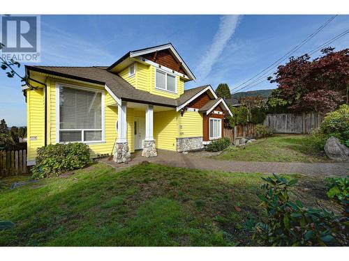 Upper Unit 1275 20Th Street, West Vancouver, BC - Outdoor