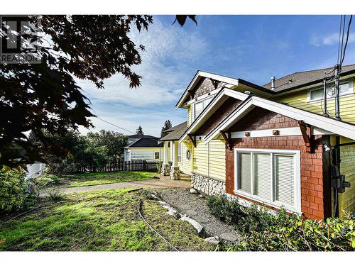 Upper Unit 1275 20Th Street, West Vancouver, BC - Outdoor