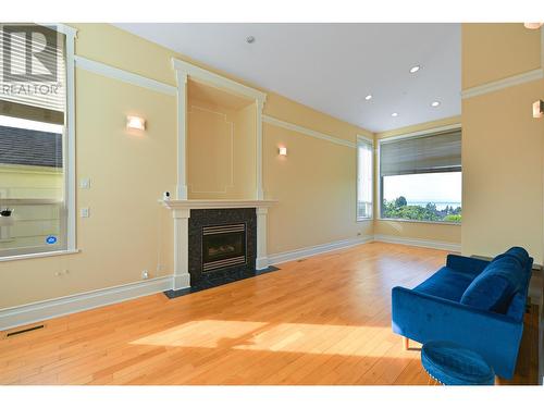 Upper Unit 1275 20Th Street, West Vancouver, BC - Indoor Photo Showing Living Room With Fireplace