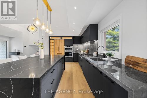 34 Burton Grove, King, ON - Indoor Photo Showing Kitchen With Upgraded Kitchen