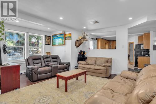 5463 Sumac Street, Oliver, BC - Indoor Photo Showing Living Room