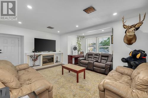 5463 Sumac Street, Oliver, BC - Indoor Photo Showing Living Room