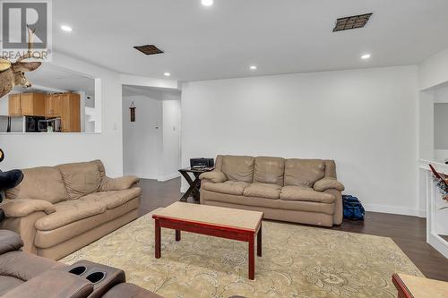 5463 Sumac Street, Oliver, BC - Indoor Photo Showing Living Room