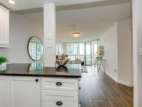 1107-4470 Tucana Crt, Mississauga, ON - Indoor Photo Showing Kitchen