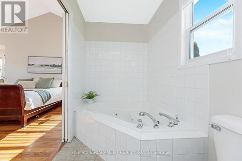 54 Dairy Drive, Halton Hills, ON - Indoor Photo Showing Bathroom