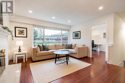 1096 Viney Road, North Vancouver, BC - Indoor Photo Showing Living Room