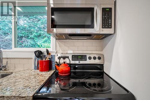 1096 Viney Road, North Vancouver, BC - Indoor Photo Showing Kitchen