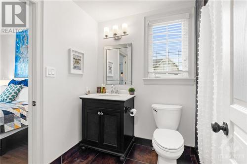 647 Brookwood Circle, Ottawa, ON - Indoor Photo Showing Bathroom