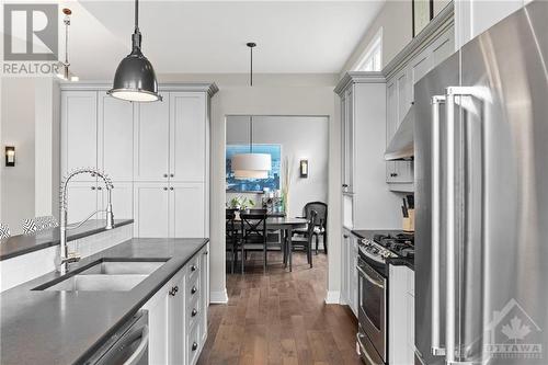 647 Brookwood Circle, Ottawa, ON - Indoor Photo Showing Kitchen With Upgraded Kitchen