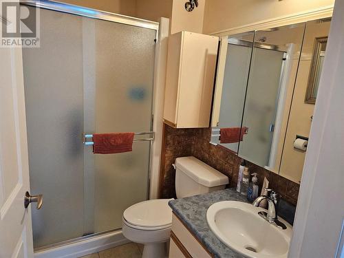 724 6Th Avenue, Keremeos, BC - Indoor Photo Showing Bathroom