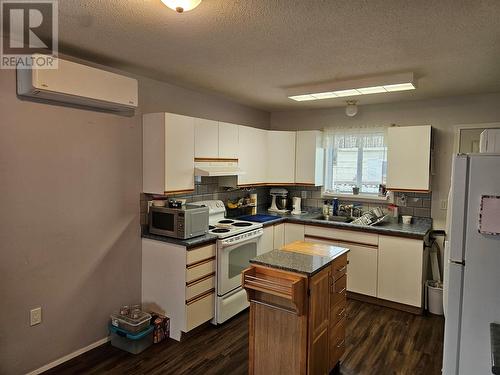 724 6Th Avenue, Keremeos, BC - Indoor Photo Showing Kitchen