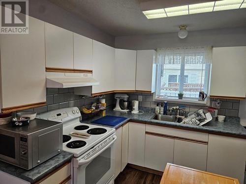 724 6Th Avenue, Keremeos, BC - Indoor Photo Showing Kitchen With Double Sink