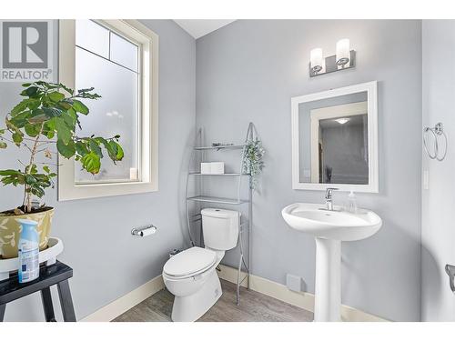 1280 Bergamot Avenue, Kelowna, BC - Indoor Photo Showing Bathroom