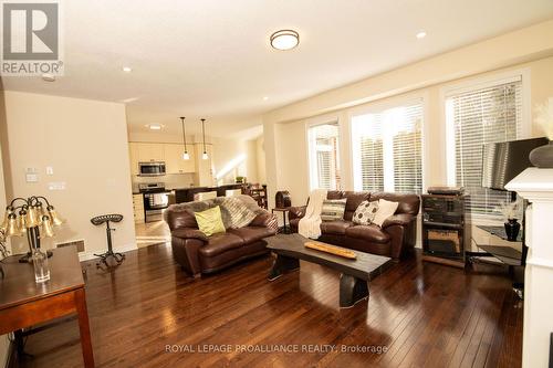 43 Vivian Drive, Clarington (Courtice), ON - Indoor Photo Showing Living Room