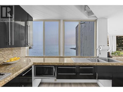 5934 Marine Drive, West Vancouver, BC - Indoor Photo Showing Kitchen With Double Sink