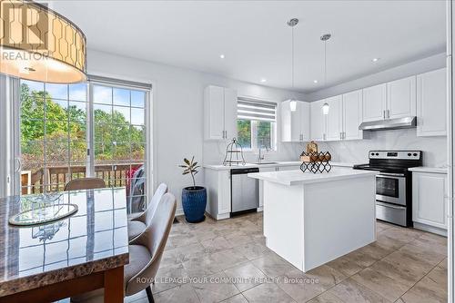 577 Clifford Perry Place, Newmarket, ON - Indoor Photo Showing Kitchen With Upgraded Kitchen