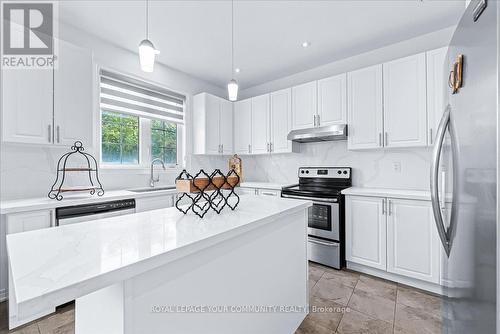 577 Clifford Perry Place, Newmarket, ON - Indoor Photo Showing Kitchen With Upgraded Kitchen