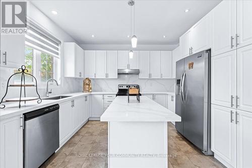 577 Clifford Perry Place, Newmarket, ON - Indoor Photo Showing Kitchen With Upgraded Kitchen