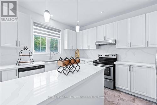 577 Clifford Perry Place, Newmarket, ON - Indoor Photo Showing Kitchen