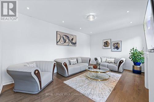 577 Clifford Perry Place, Newmarket, ON - Indoor Photo Showing Living Room