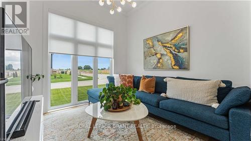 42 Aspen Circle, Thames Centre, ON - Indoor Photo Showing Living Room