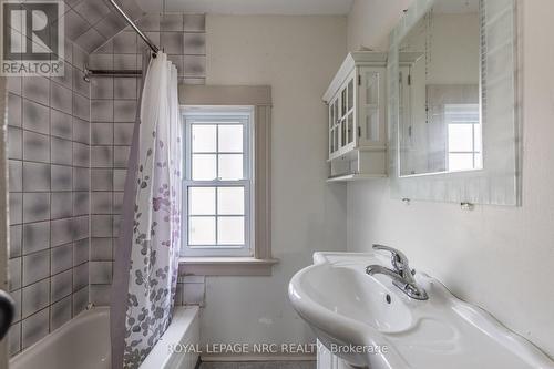 44 Carlisle Street, St. Catharines, ON - Indoor Photo Showing Bathroom